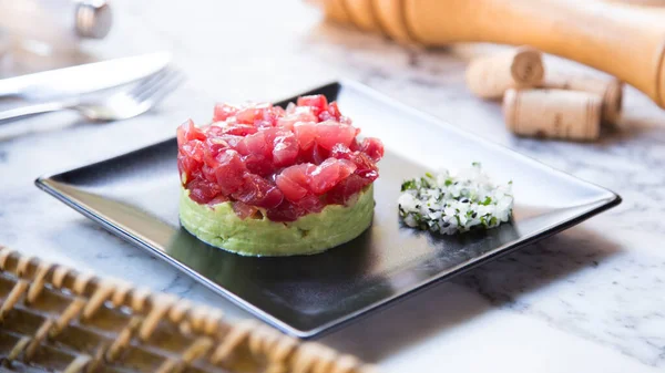 Soya ile marine edilmiş ton balıklı tartar. Tartare, çiğ et veya balıktan yapılan, ince doğranmış, limon (limon veya limon) ve baharat ve sosla tatlandırılmış bir yemektir..