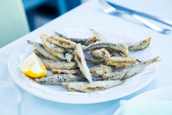 Gebakken Ansjovis Olijfolie Van Eerste Persing Traditioneel Spaans Tapa Recept — Stockfoto