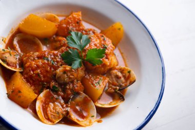 Domates ve midyeyle pişirilmiş morina balığı. Bask ülkesinde geleneksel İspanyol tapa tarifi.