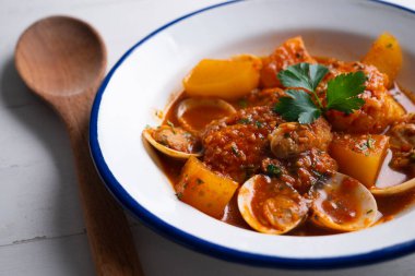 Domates ve midyeyle pişirilmiş morina balığı. Bask ülkesinde geleneksel İspanyol tapa tarifi.