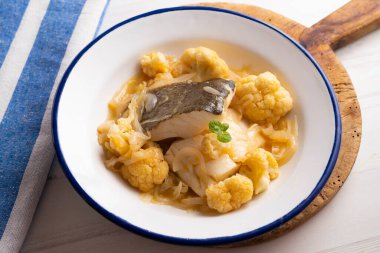 Patates ve karnabaharla pişirilmiş morina balığı. Bask ülkesinde geleneksel İspanyol tapa tarifi.