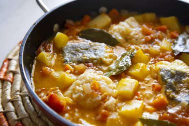 Patates ve sebzeyle pişirilmiş morina balığı. Bask ülkesinde geleneksel İspanyol tapa tarifi.