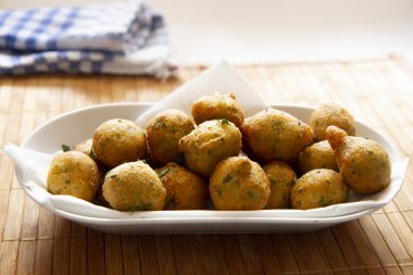 Kızarmış morina böreği. Geleneksel İspanyol tapası.