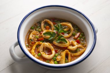 Domates ve soğan soslu haşlanmış kalamar. Geleneksel İspanyol tapası.