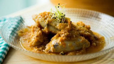 Domatesli kalamar ve sebzeli soğan sosu. Geleneksel İspanyol tapası.