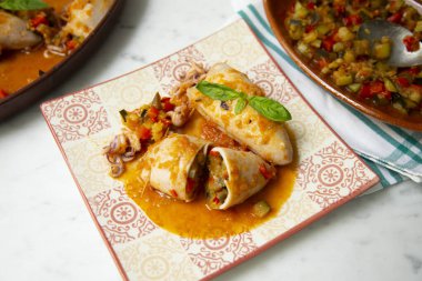 Domatesli kalamar ve sebzeli soğan sosu. Geleneksel İspanyol tapası.