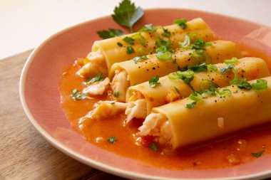 Lahana ve domates soslu balık cannelloni..