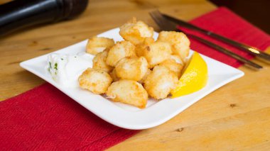 Çikolatalı frito geleneksel İspanyol tapası. Bir dilim limonlu kızarmış ve ekmeklenmiş kalamar..