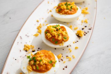 Ton balığı ve domates ezmesiyle doldurulmuş haşlanmış yumurta..