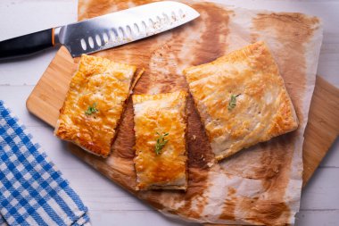 Ton balığı ve biberle doldurulmuş Galiçya böreği böreği..