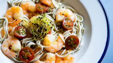 Yavru yılan balığı ve sarımsaklı sote karides..