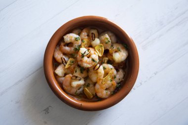 Geleneksel İspanyol gambas al ajillo tapası. Zeytin yağı ve sarımsakla pişirilmiş karidesler..