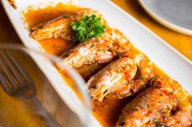 Geleneksel İspanyol gambas al ajillo tapası. Zeytin yağı ve sarımsakla pişirilmiş karidesler..