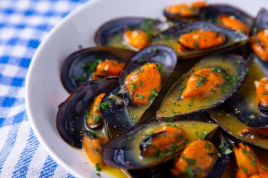Geleneksel İspanyol tapası portakal soslu haşlanmış midye.