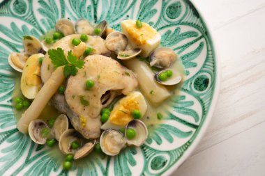 Kuşkonmaz, haşlanmış yumurta, midye, bezelye ve yeşil sos. Geleneksel İspanyolca tarif.