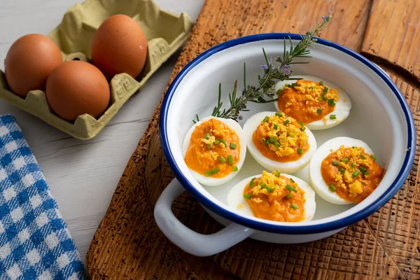 Ovos Cozidos Recheados Com Pasta Atum Tomate — Fotografia de Stock