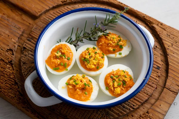 Ovos Cozidos Recheados Com Pasta Atum Tomate — Fotografia de Stock