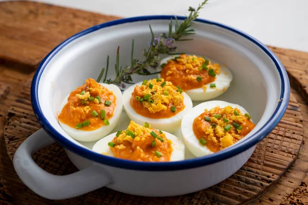 Jaja Gotowane Nadziewane Tuńczykiem Pastą Pomidorową — Zdjęcie stockowe