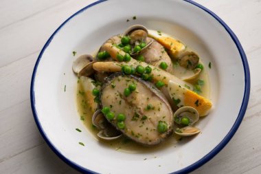 Kuşkonmaz, haşlanmış yumurta, midye, bezelye ve yeşil sos. Geleneksel İspanyolca tarif.