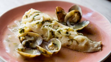 Fırında yeşil sarımsak ve maydanoz sosuyla pişirilmiş tavuk kanadı. Geleneksel İspanyolca tarif.