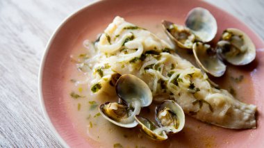 Fırında yeşil sarımsak ve maydanoz sosuyla pişirilmiş tavuk kanadı. Geleneksel İspanyolca tarif.