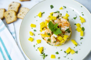 Naneli karides ve mango.