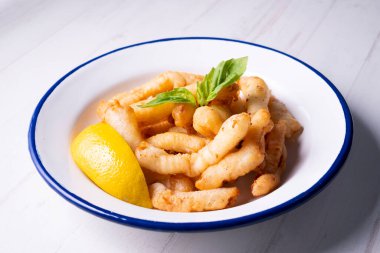 Limonlu kızarmış kalamar tapası. İspanya 'nın kuzeyinden geleneksel kalamar şeritleri tarifi..