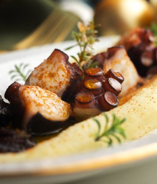 Galiçya ahtapotu tapası. Zeytin yağı ve kırmızı biberle pişirilmiş patateslerle servis edilen dilimlenmiş taze ahtapot. İspanya 'nın Galiçya bölgesinde geleneksel tarif.