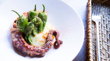 Patatesli ızgara ahtapot ve papağan biberi. Geleneksel kuzey İspanyol tarifi.