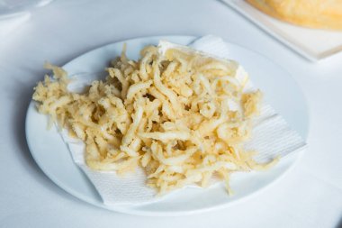 Kızarmış balıklı tabak. İspanyol sahilinin geleneksel tapa kasabaları.