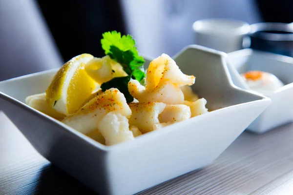 Gebratene Tintenfisch Tapa Mit Zitrone Traditionelles Rezept Aus Nordspanien Mit — Stockfoto
