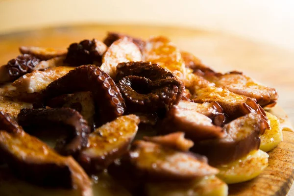 ガリシアタコのタパタ スライスした新鮮なタコは オリーブオイルと赤パプリカで調理されたジャガイモに提供されます スペインのガリシア州の伝統的なレシピ — ストック写真