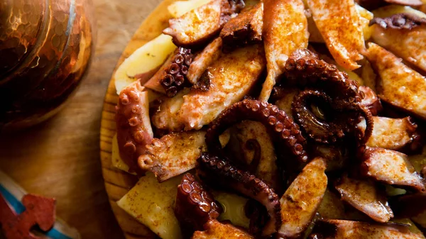 加利西亚章鱼塔帕 切碎的新鲜章鱼配上用橄榄油和红辣椒煮的土豆 西班牙加利西亚地区的传统食谱 — 图库照片