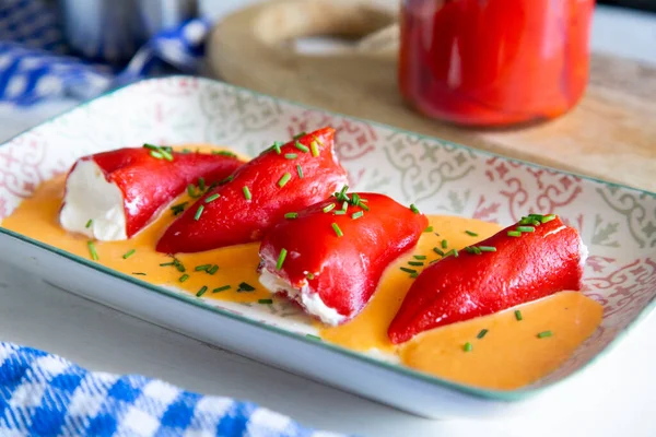Krem Peynir Morina Balığıyla Doldurulmuş Piquillo Biberi Geleneksel Spanyol Tapası — Stok fotoğraf