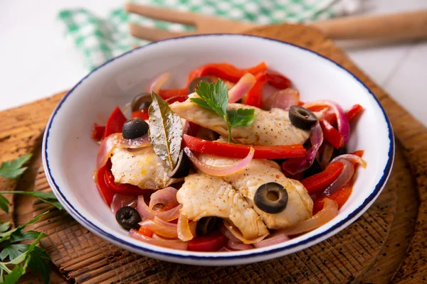 Fisch Mit Zwiebeln Und Paprika Und Schwarzen Oliven Gekocht — Stockfoto
