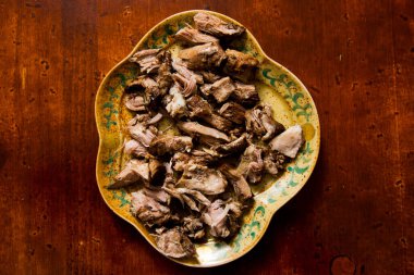 Beyaz arka planda ahşap üzerinde birinci sınıf kuzu eti.