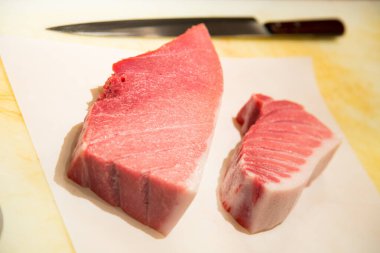 Kaliteli kırmızı toro balığı dilimi koyu arkaplanda.