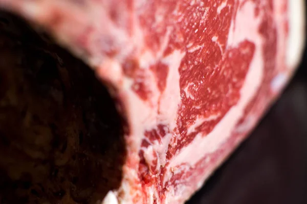 Carne Res Primera Calidad Sobre Fondo Oscuro — Foto de Stock
