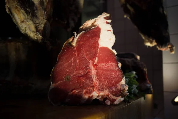 Carne Res Primera Calidad Sobre Fondo Oscuro — Foto de Stock