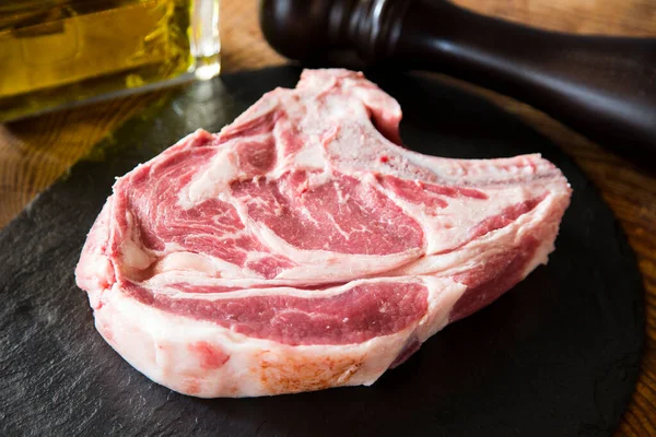 黒地にプレミアム牛ステーキ肉 — ストック写真
