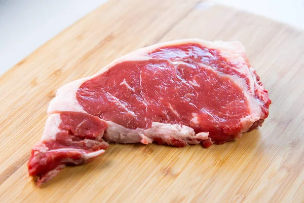 Carne Res Primera Calidad Sobre Base Madera Sobre Fondo Blanco — Foto de Stock