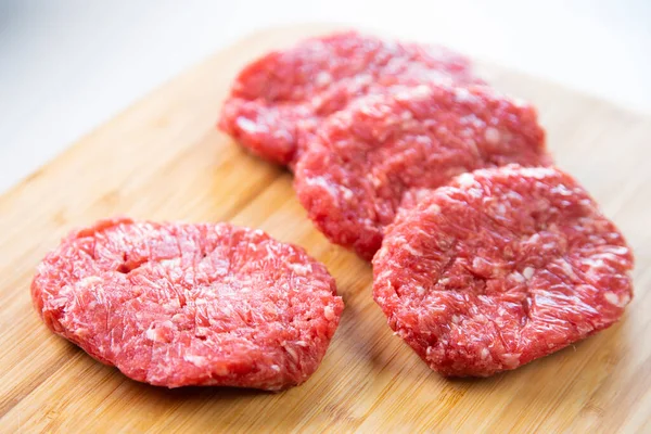 Carne Hamburguesa Premium Sobre Base Madera Sobre Fondo Blanco —  Fotos de Stock