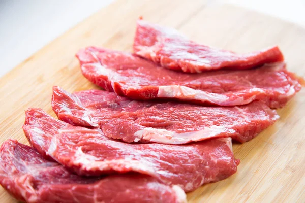 Carne Res Primera Calidad Sobre Base Madera Sobre Fondo Blanco — Foto de Stock