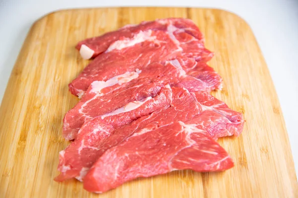 Carne Bife Premium Base Madeira Fundo Branco — Fotografia de Stock