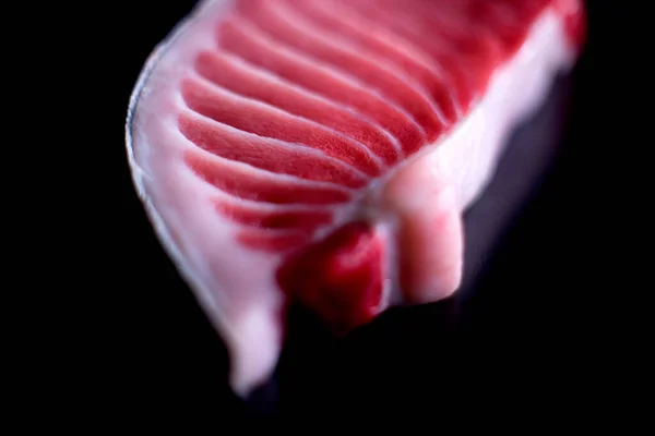 Hochwertige Frische Toro Thunfisch Scheibe Auf Dunklem Hintergrund — Stockfoto