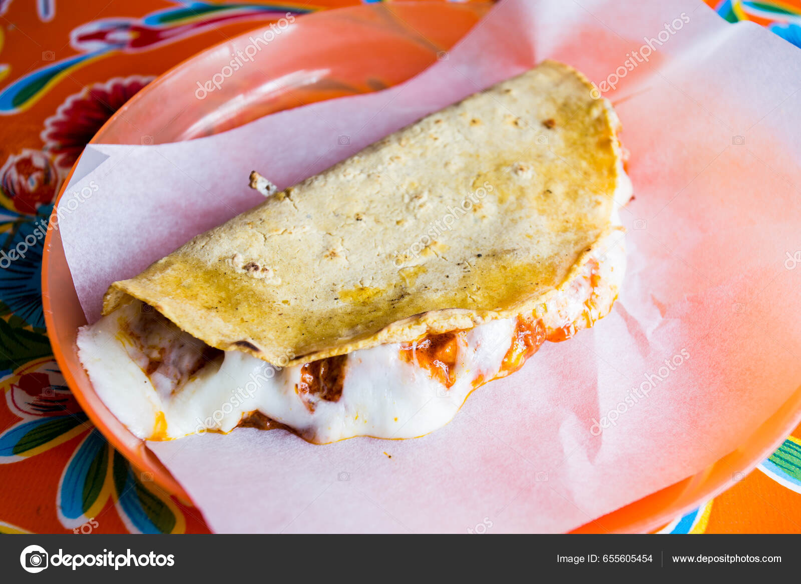 Quesadilla Plato Mexicano Que Consiste Una Tortilla Maíz Trigo Doblada —  Foto de stock #655605454 © Leckerstudio, image size:1600x1167