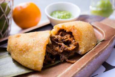 Venezuela börekleri önceden pişirilmiş beyaz veya sarı mısır unundan yapılır..