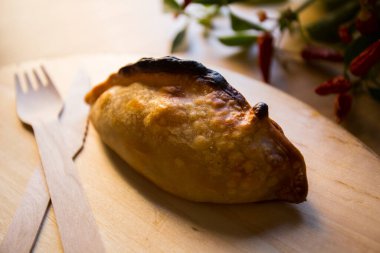 Et ve domatesle doldurulmuş Arjantin böreği.