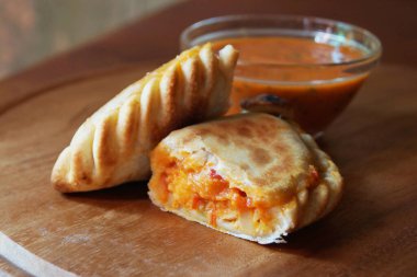 Et ve domatesle doldurulmuş Arjantin böreği.