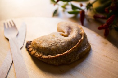 Peynir ve domatesle doldurulmuş Arjantin böreği..